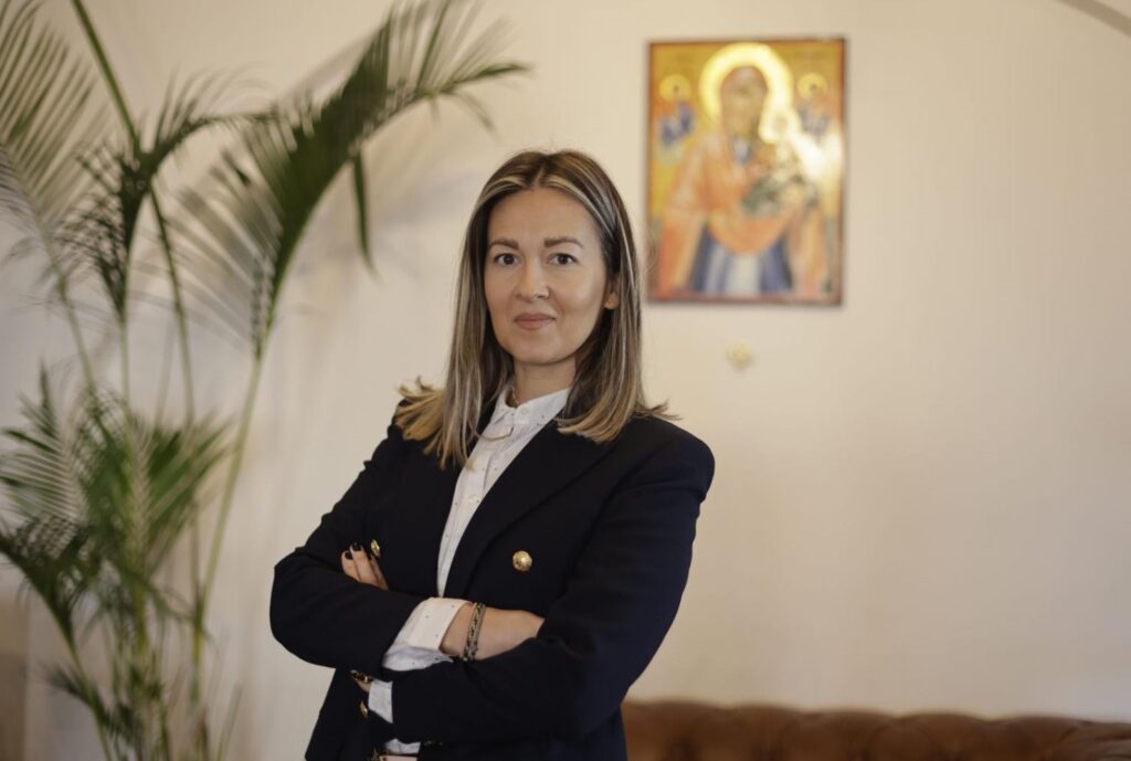 Adina Bulancea, expert de vânzări la EkoGroup, discută despre eficiența steagurilor direcționale în campaniile outdoor