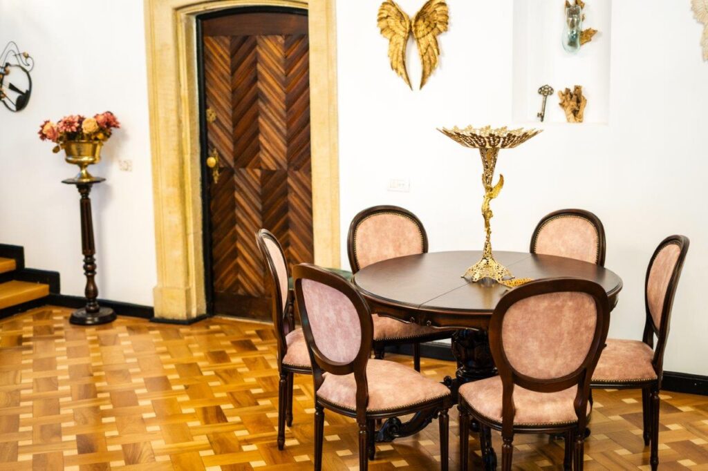 Promovarea Produselor la EkoGroup Vila: Ornamente Arhitecturale și Candelabre Opulente