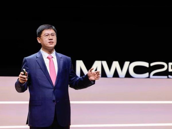 Li-Peng-Vicepreședinte-Huawei-și-Președinte-al-Diviziei-de-Vânzări-și-Servicii-TIC.png