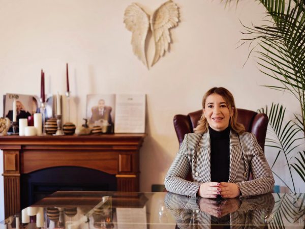 Ioana Pintea, sales manager EkoGroup, Semnează un Contract de Barter Revoluționar cu The Home