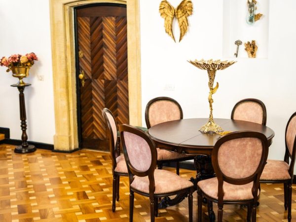 Promovarea Produselor la EkoGroup Vila: Ornamente Arhitecturale și Candelabre Opulente